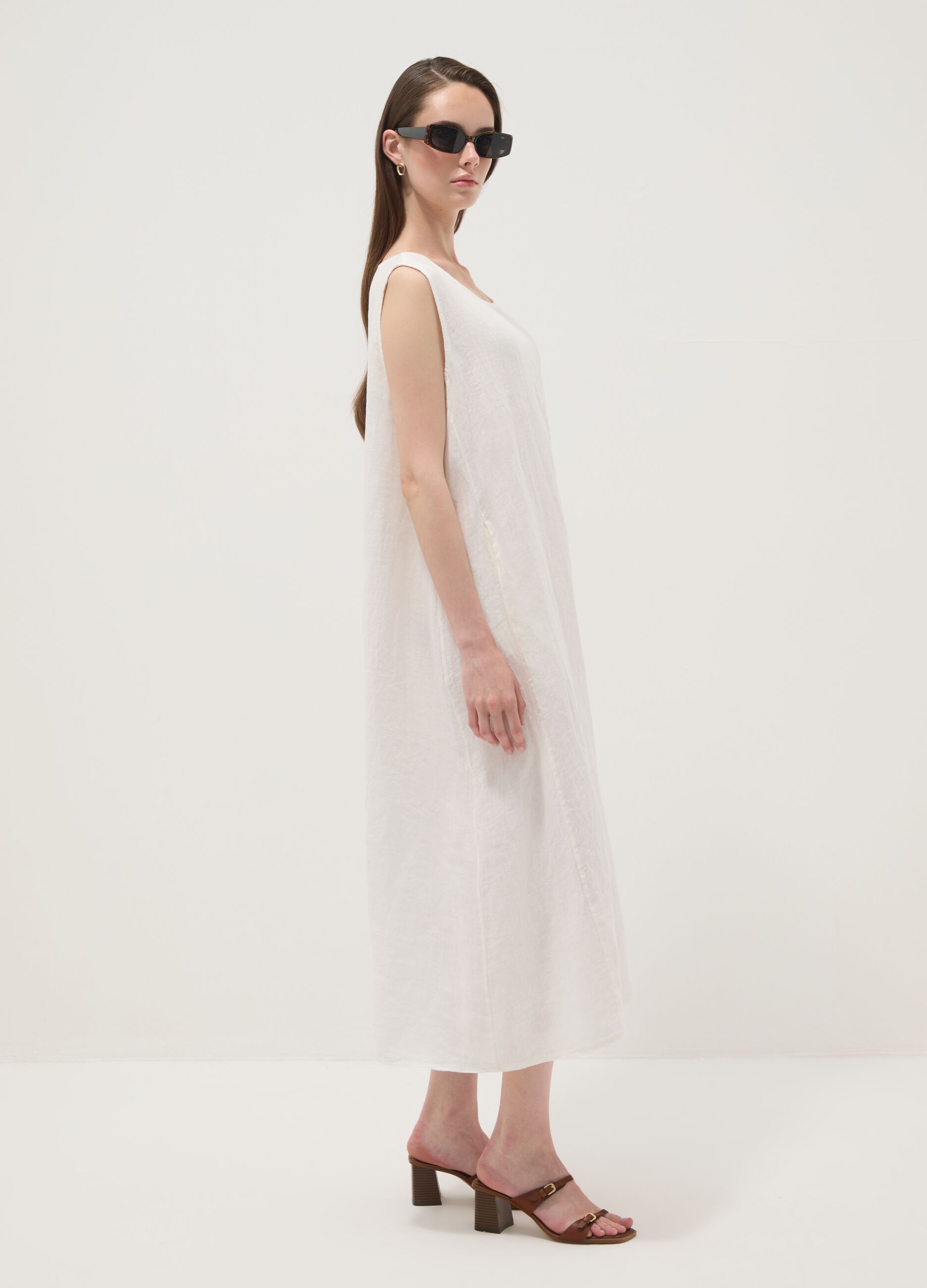 Vestido branco comprido em linho puro, corte regular