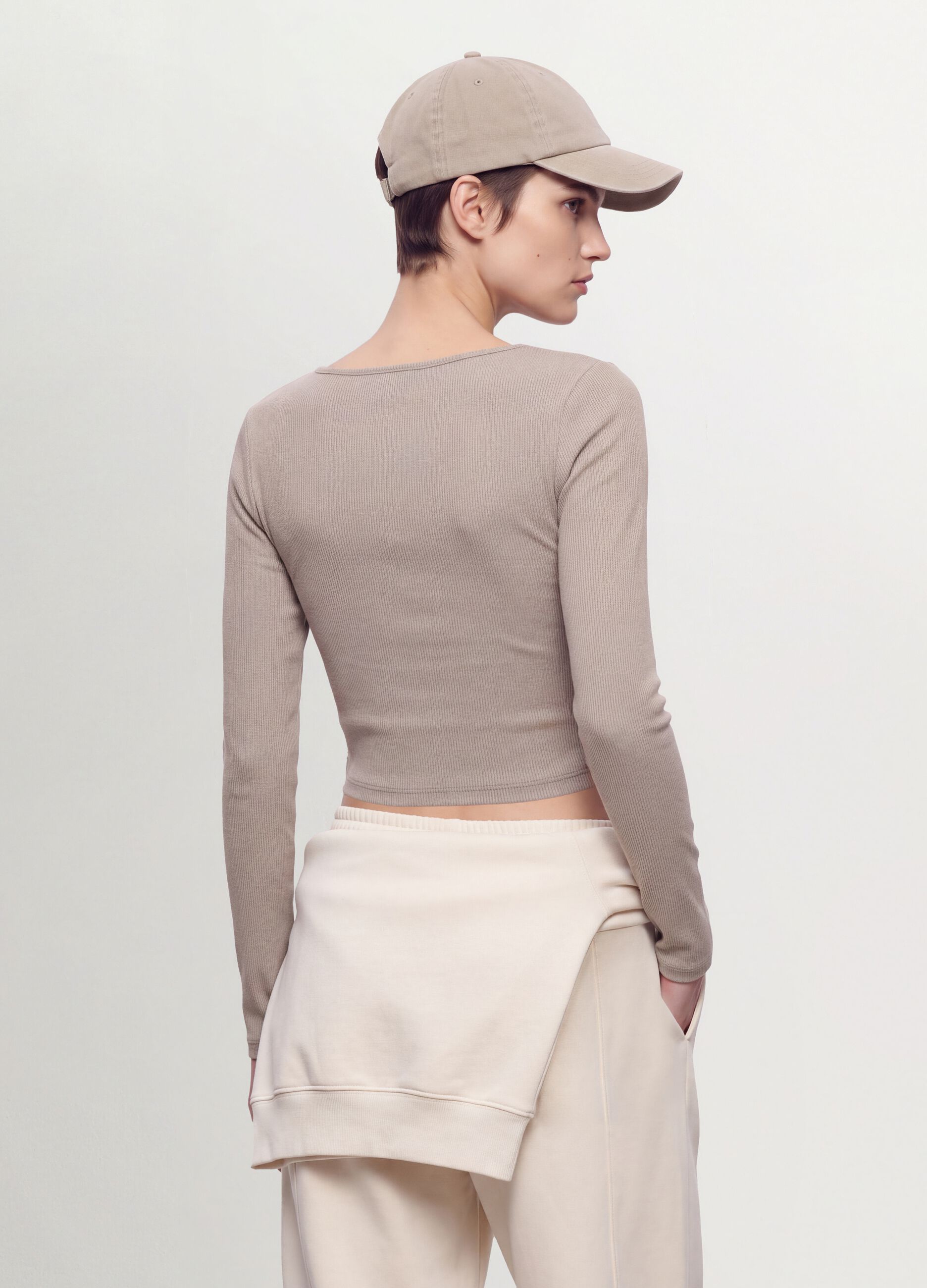 T-shirt bege em viscose el&aacute;stica com gola redonda