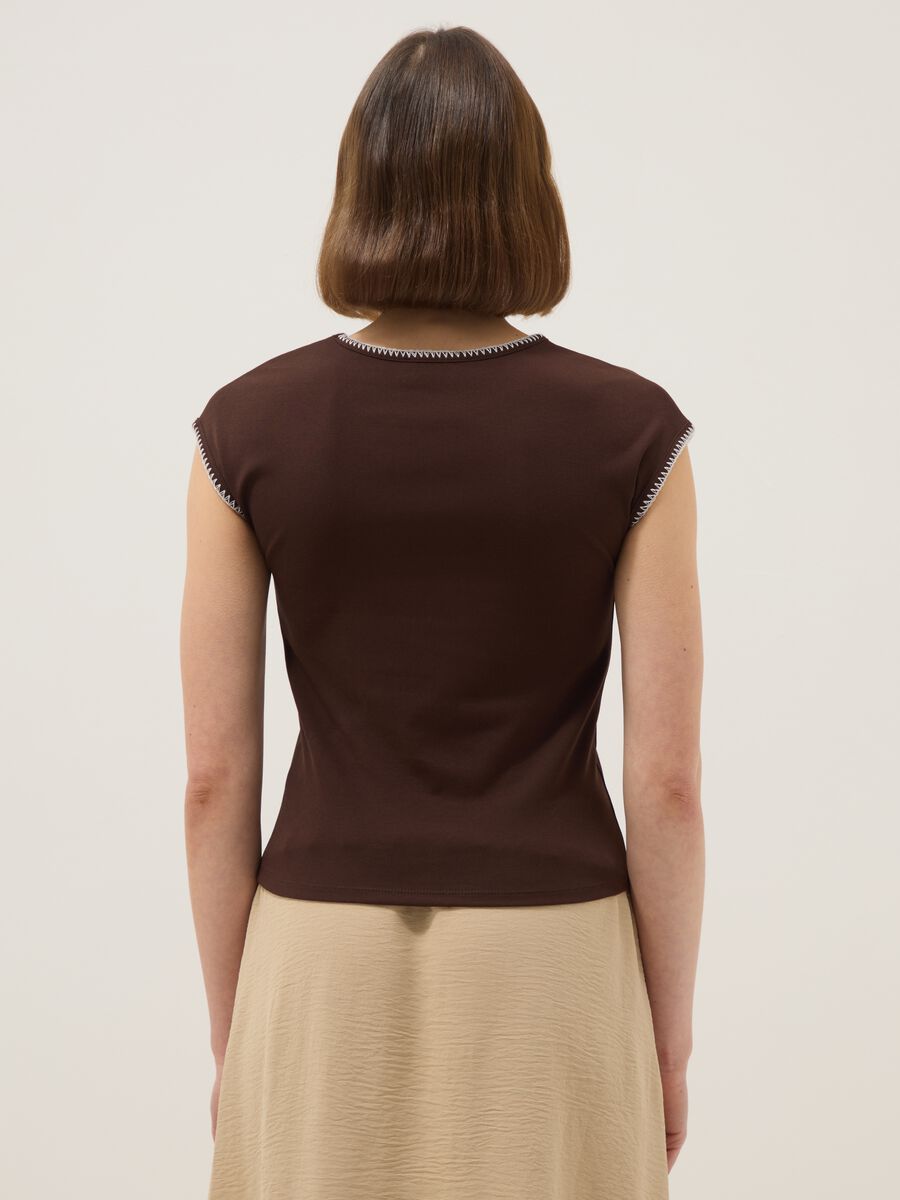 Braunes Regular-Fit T-Shirt aus elastischer Baumwolle mit N&auml;hten_2