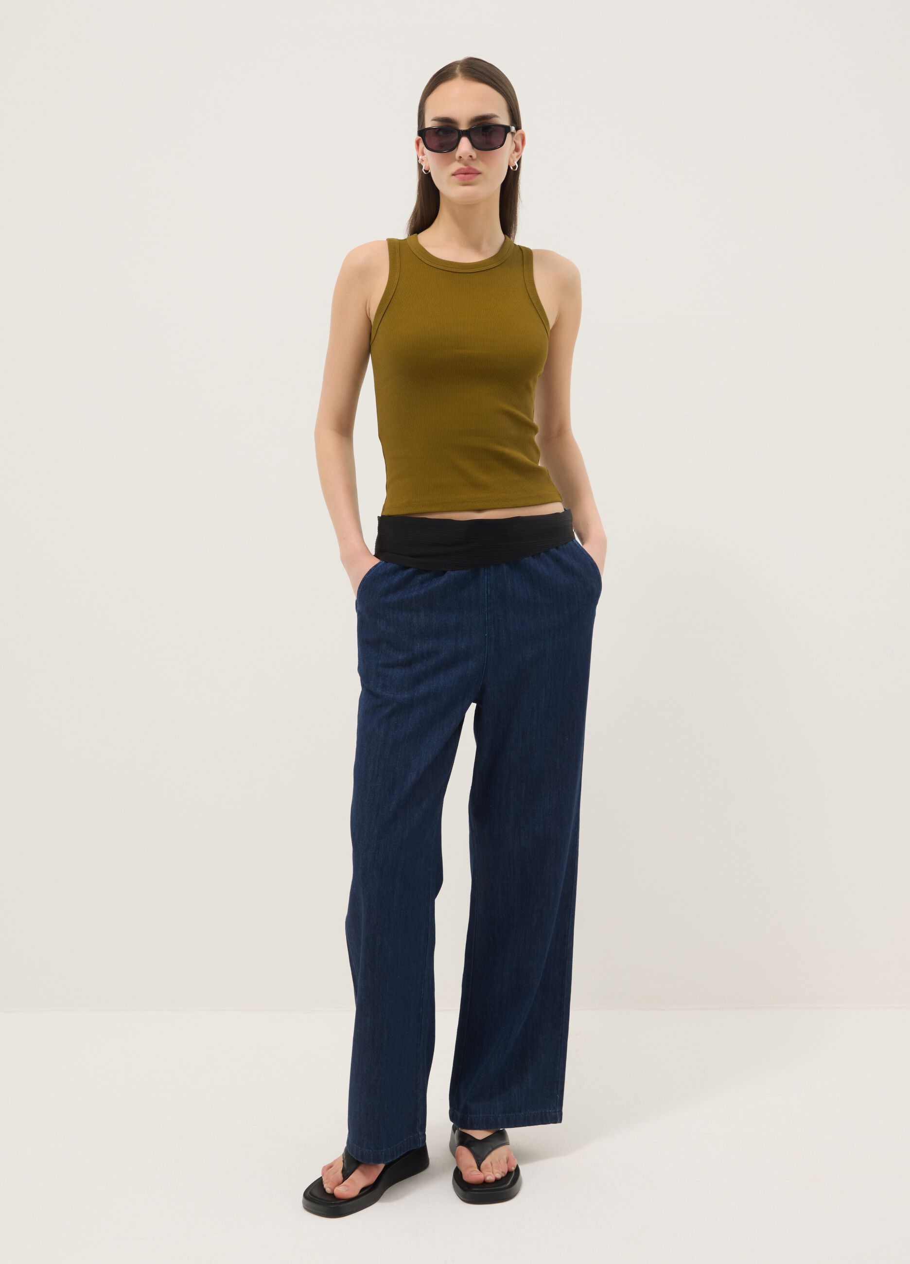 Gr&uuml;nes, figurbetontes Tanktop aus geripptem Stretch-Baumwollstoff