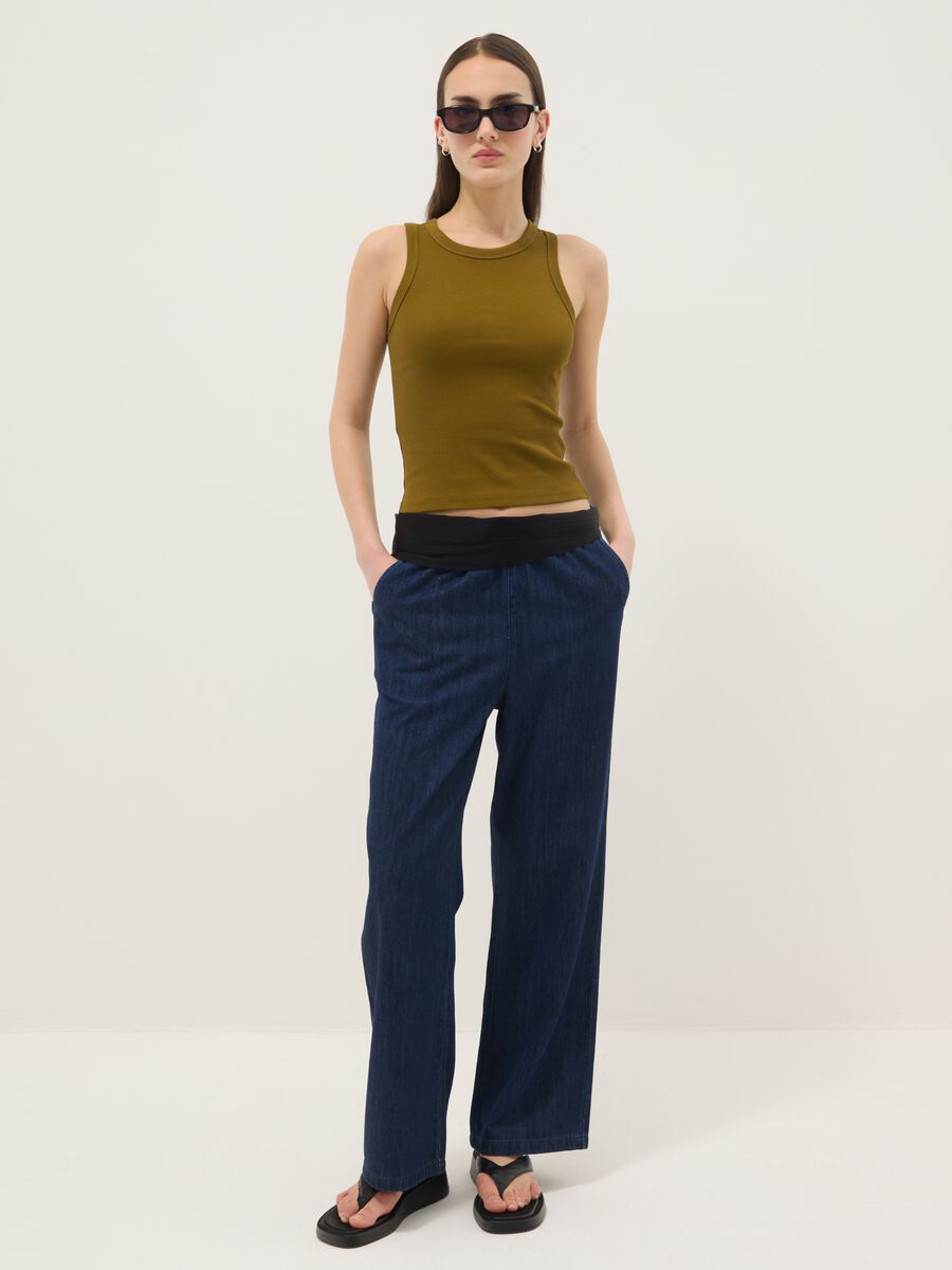 Gr&uuml;nes, figurbetontes Tanktop aus geripptem Stretch-Baumwollstoff_2