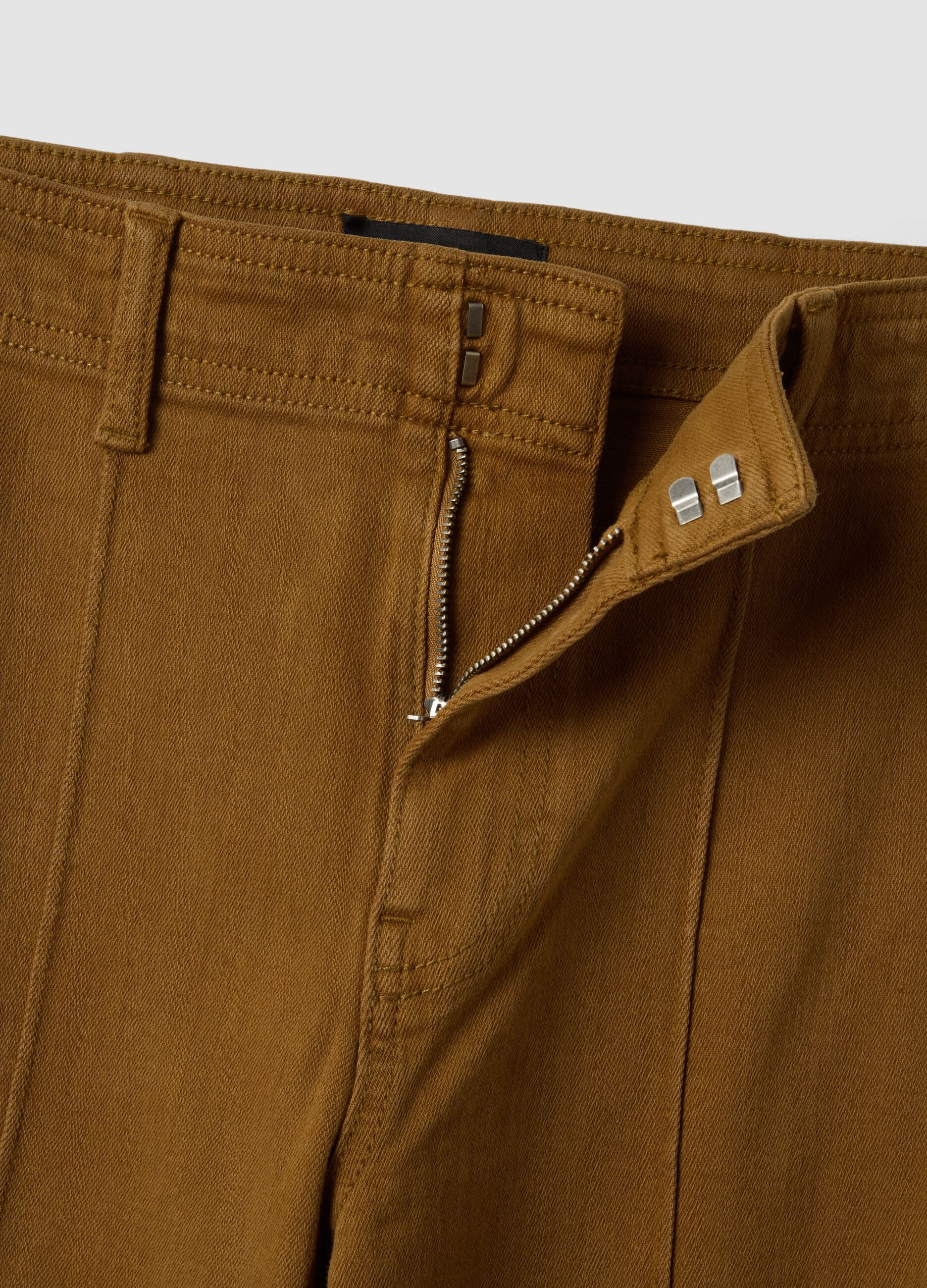 Jeans marroni wide leg in twill di cotone elasticizzato