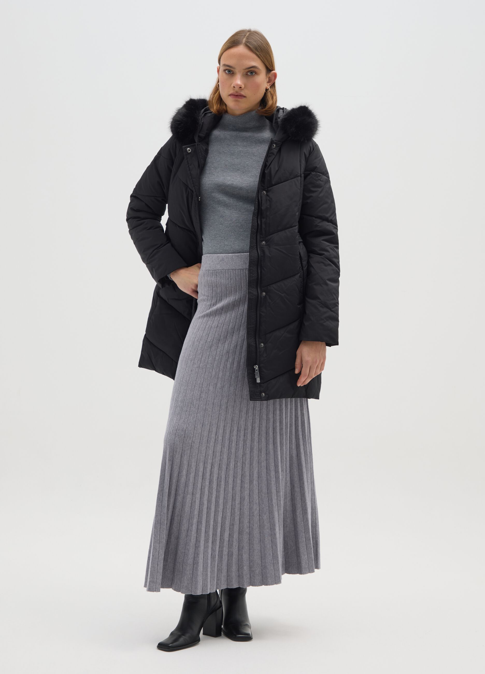 Casaco Comprido Preto com Capuz