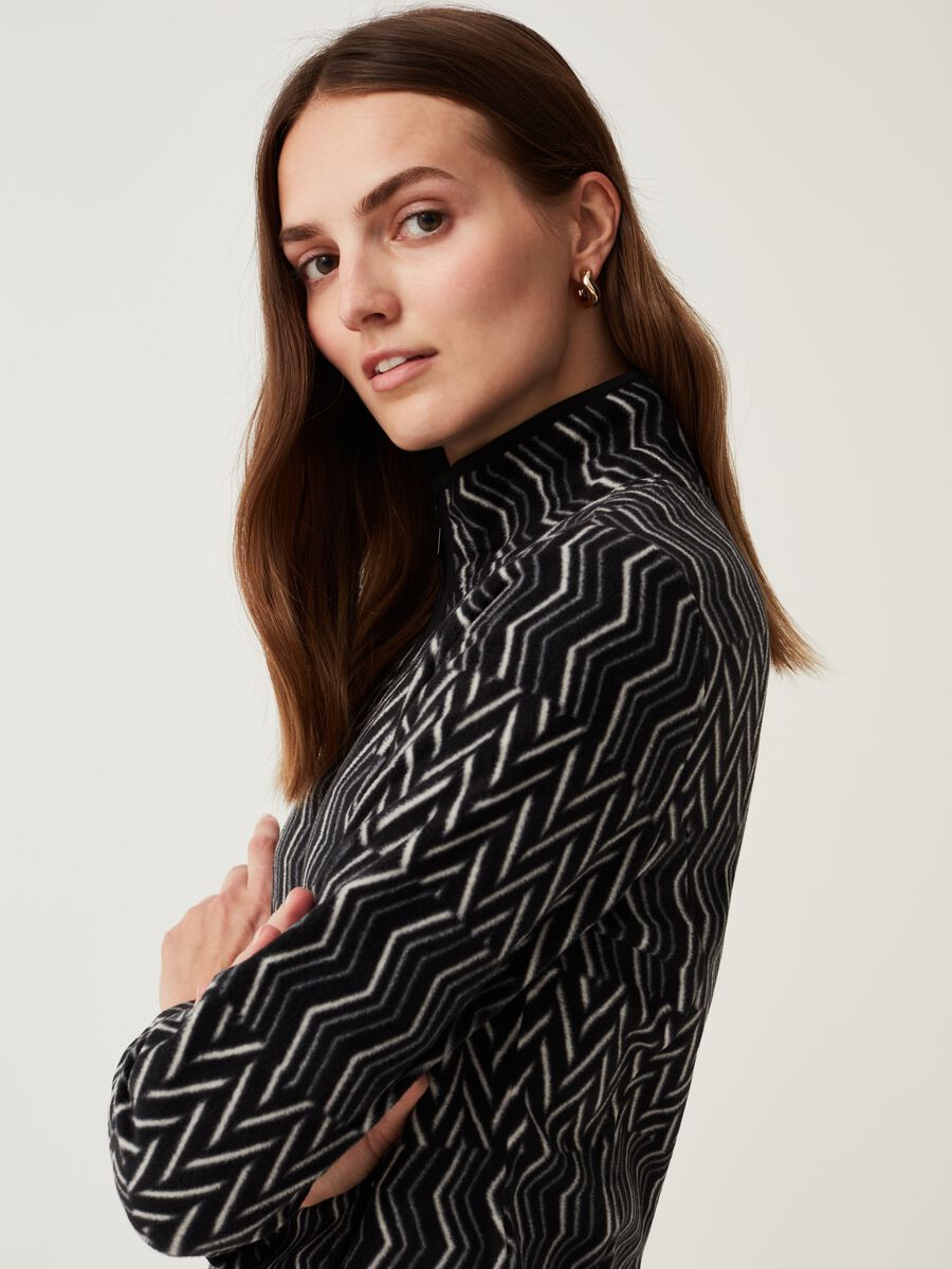 Full-zip fleece with zigzag print._0