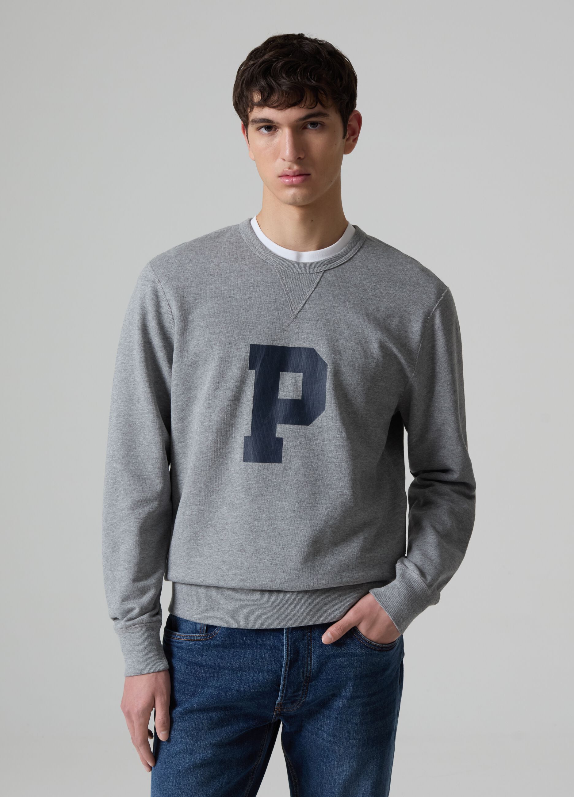 Sweatshirt with round neck and logo print