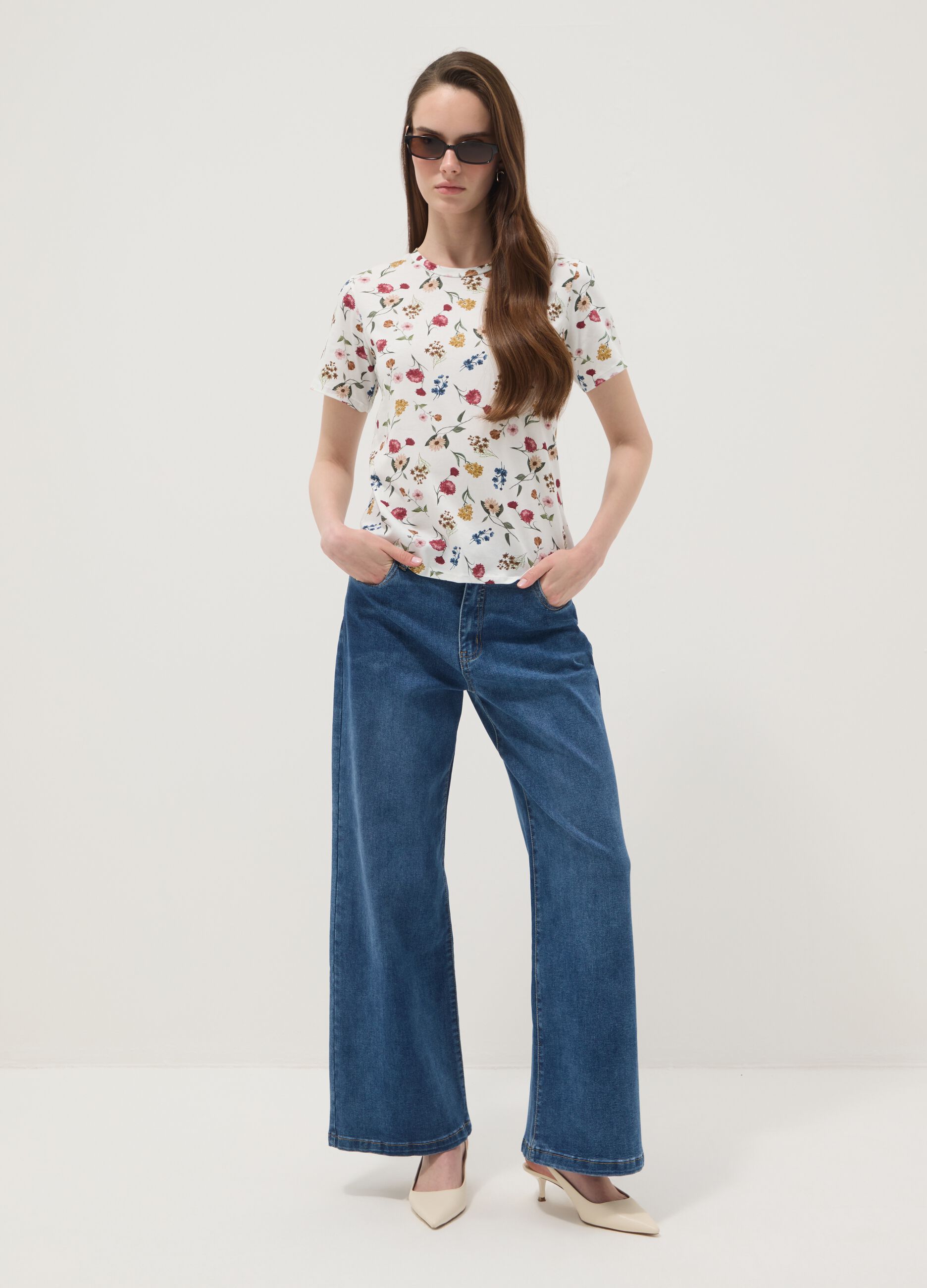 Camiseta blanca de algod&oacute;n el&aacute;stico con estampado floral, corte regular