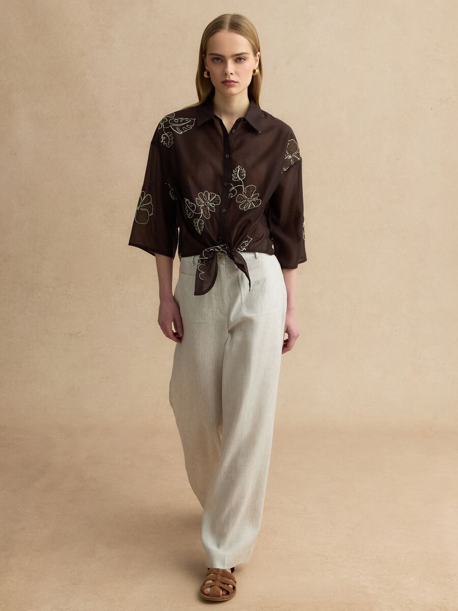 Braunes Lyocell-Mix Hemd mit Blumenstickerei im Regular Fit_2
