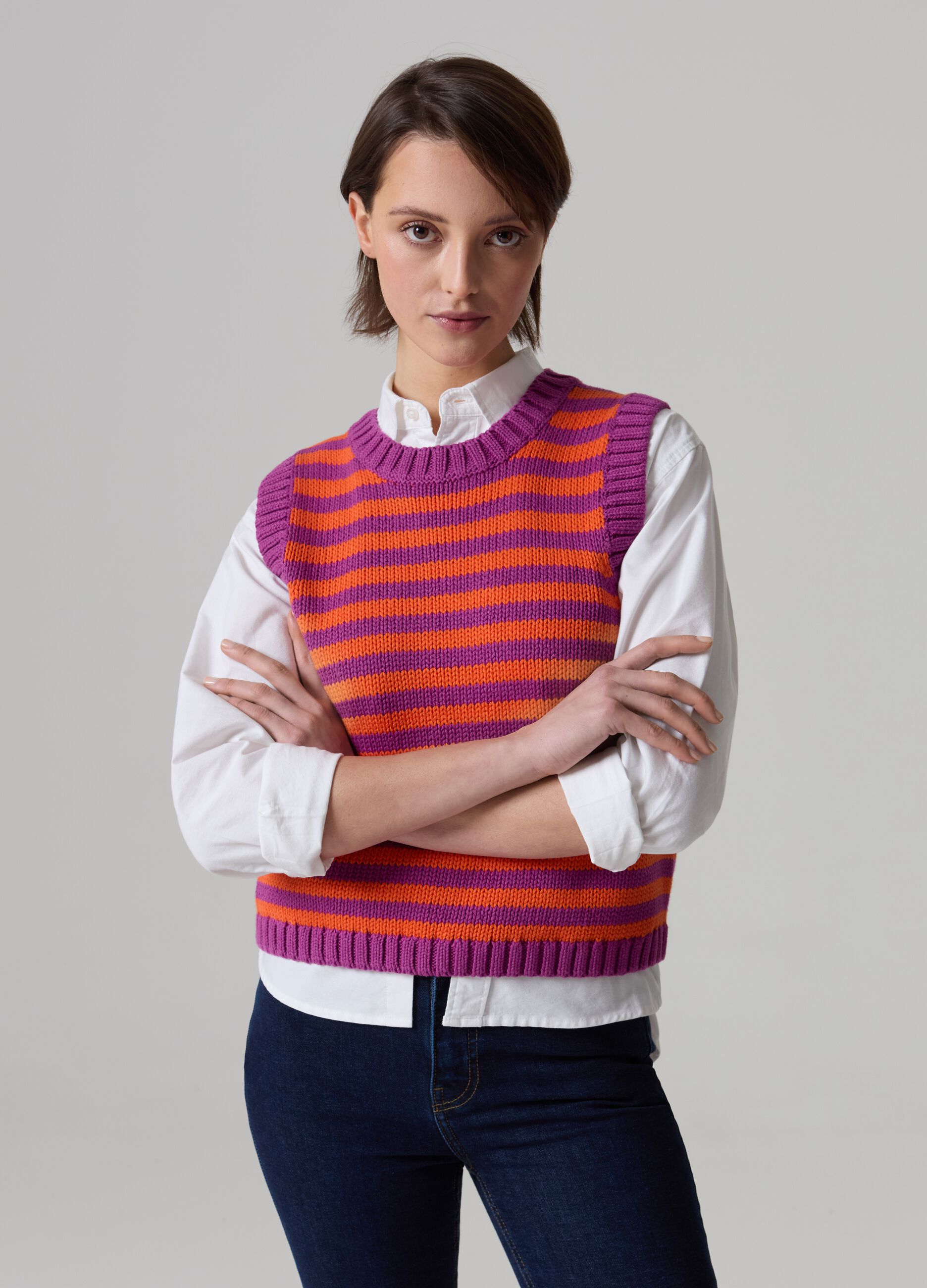 Closed gilet with ribbing and striped pattern