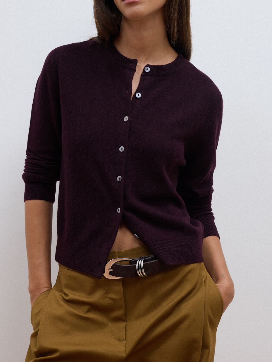 Cardigan viola in pura lana con girocollo e bottoni regular fit_2