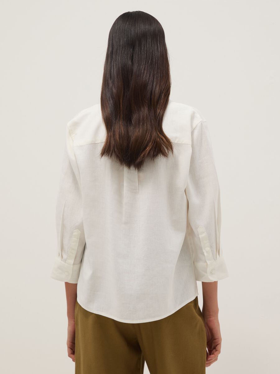 Wei&szlig;es Regular-Fit-Hemd aus Leinen-Viskose-Mix mit V-Ausschnitt_3