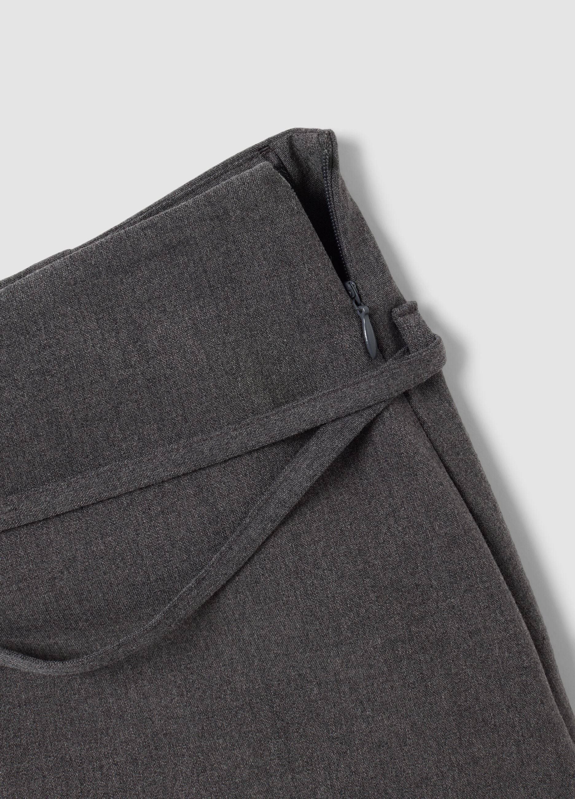 Grauer Minirock aus elastischer Viskose mit G&uuml;rtel