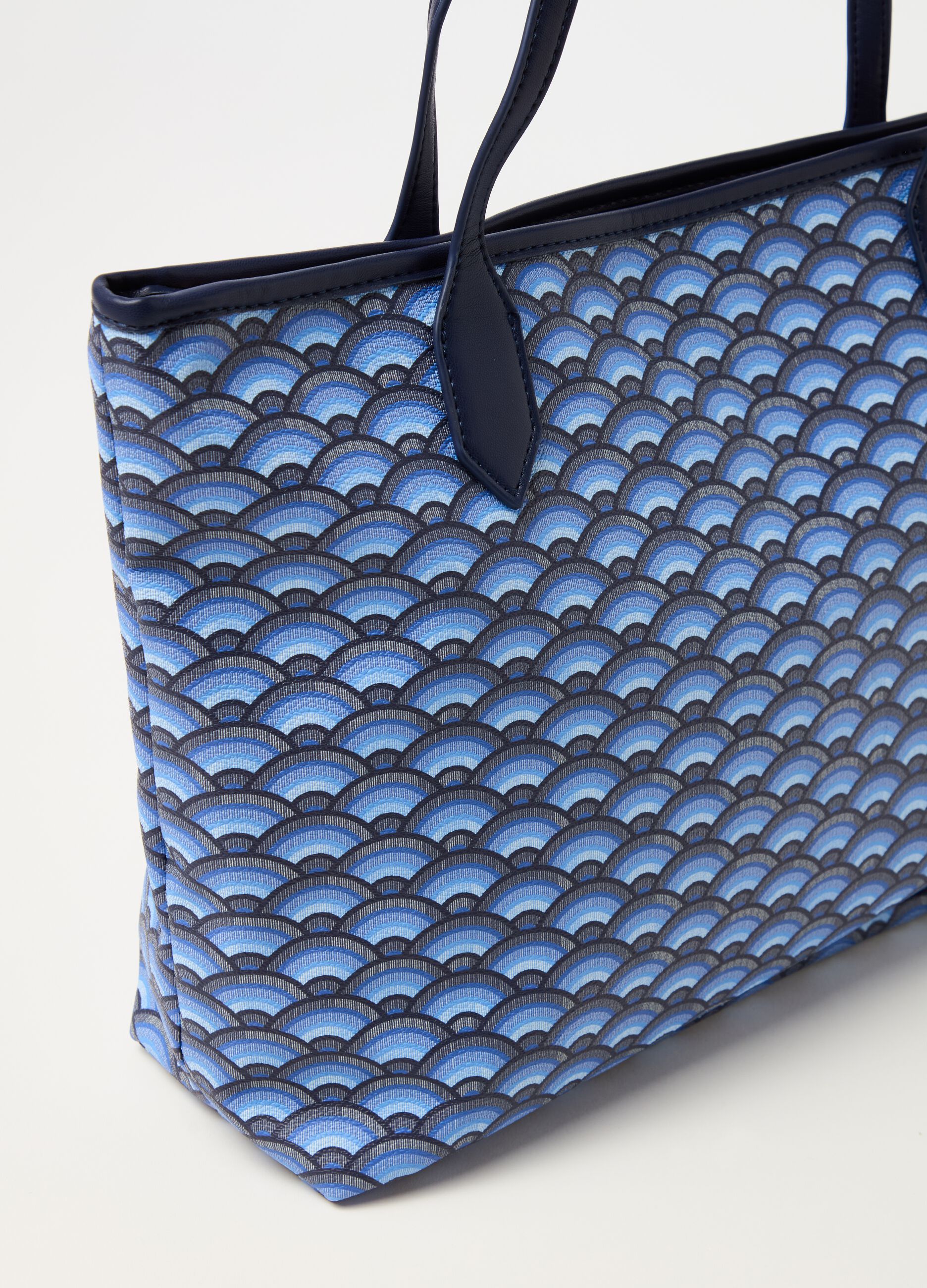 Shopping bag with geometric print