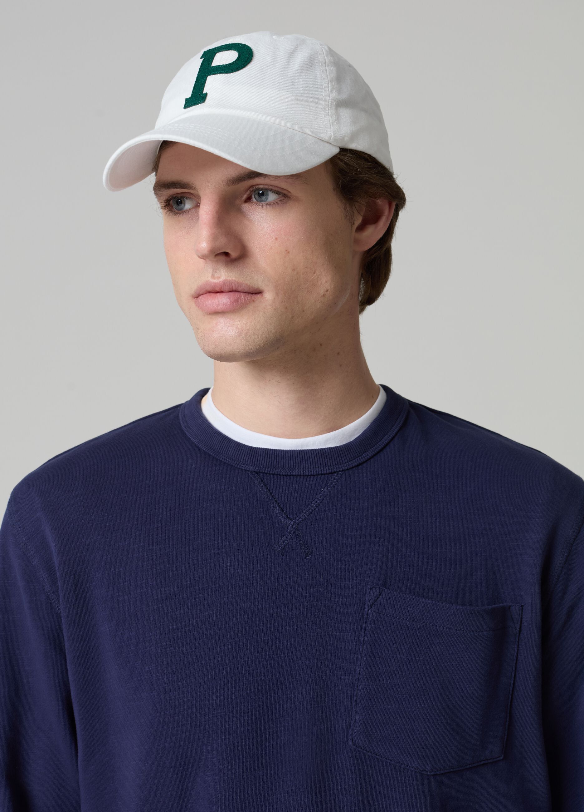 Sweatshirt with round neck and V detail