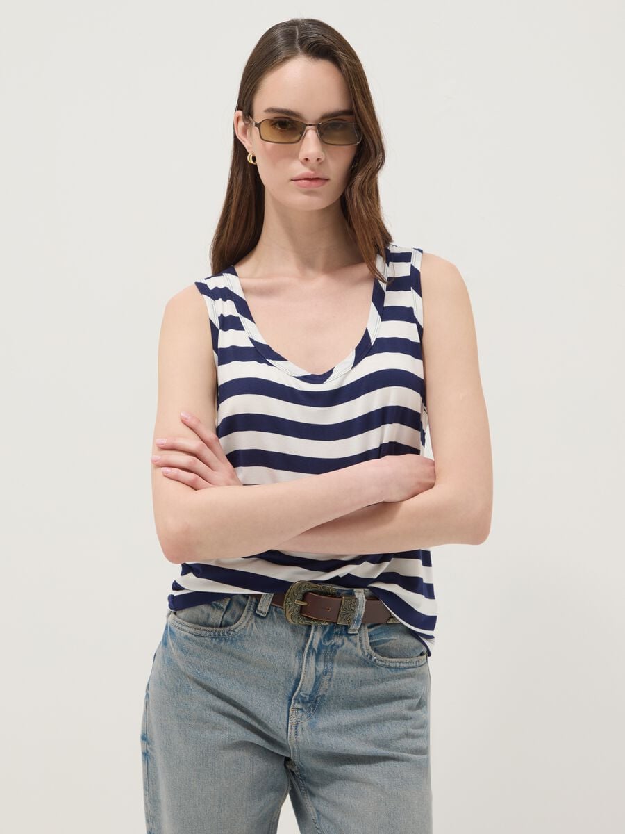 Camiseta de tirantes a rayas multicolor de viscosa el&aacute;stica regular fit_0