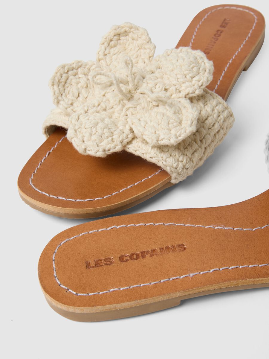 Bež sandale s bijelim cvjetnim detaljem_2