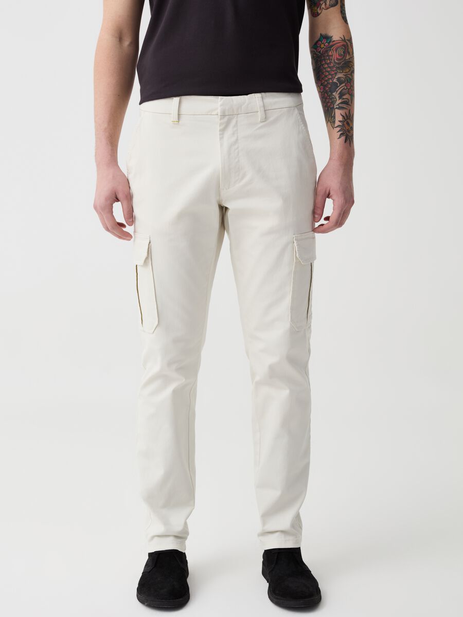 Pantalone cargo in cotone stretch_1