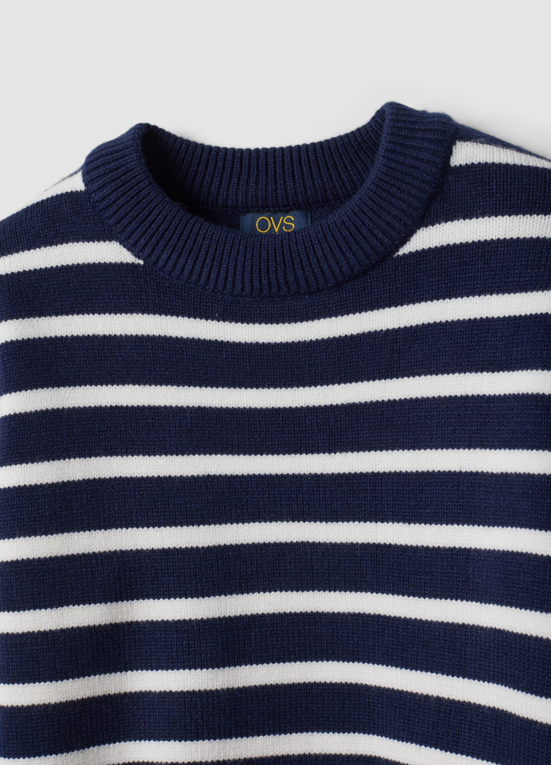 Maglia blu in misto viscosa a righe con girocollo