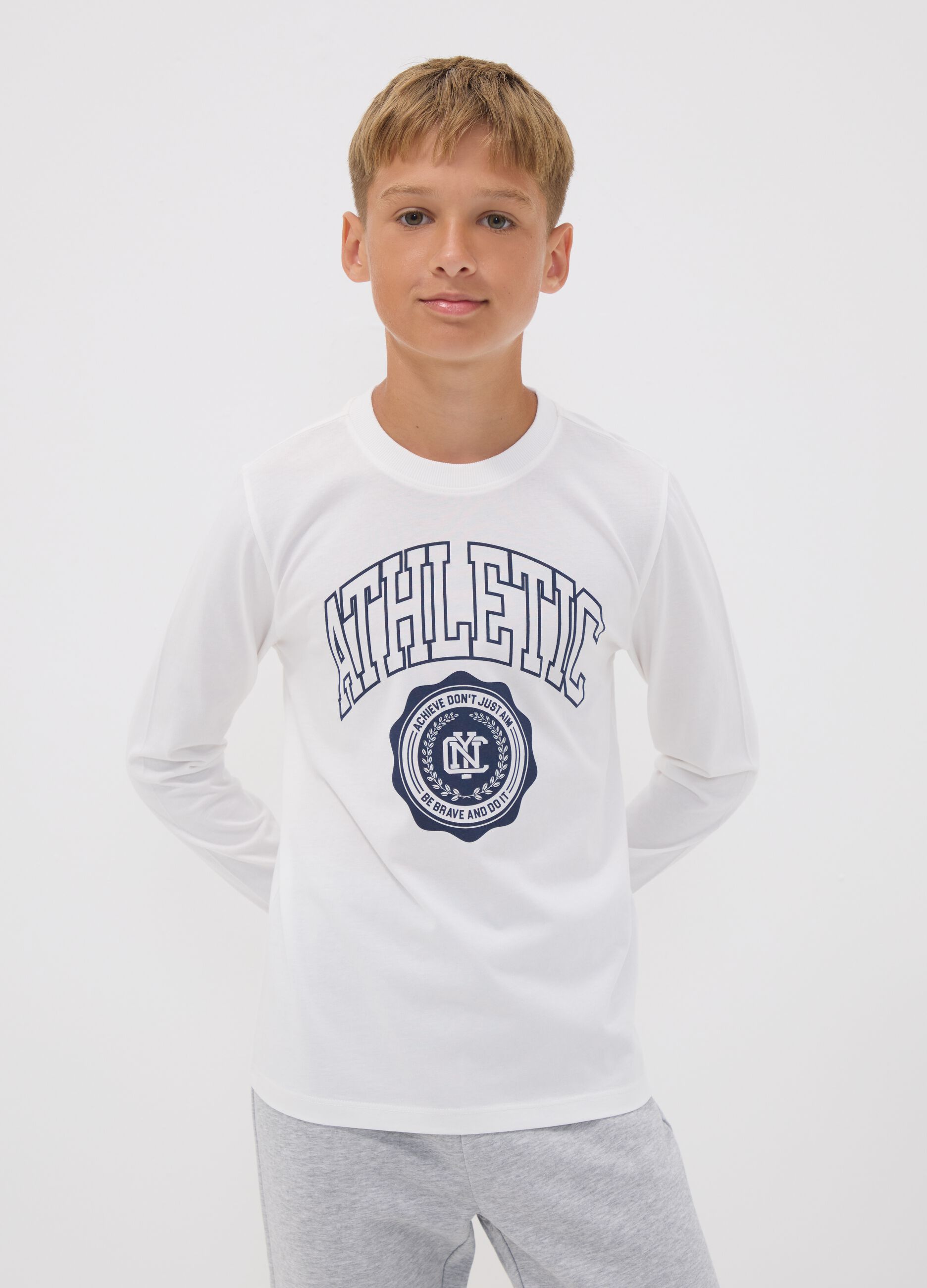 T-shirt branca de algod&atilde;o org&acirc;nico com estampado gr&aacute;fico para rapaz