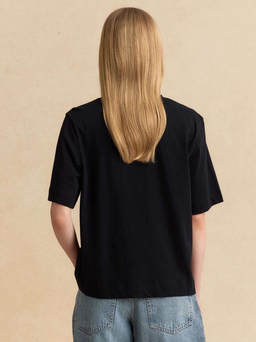&Mu;&alpha;ύ&rho;&omicron; &kappa;&omicron;&nu;&tau;&omicron;&mu;ά&nu;&iota;&kappa;&omicron; T-shirt &alpha;&pi;ό 100% &beta;&alpha;&mu;&beta;ά&kappa;&iota;_3