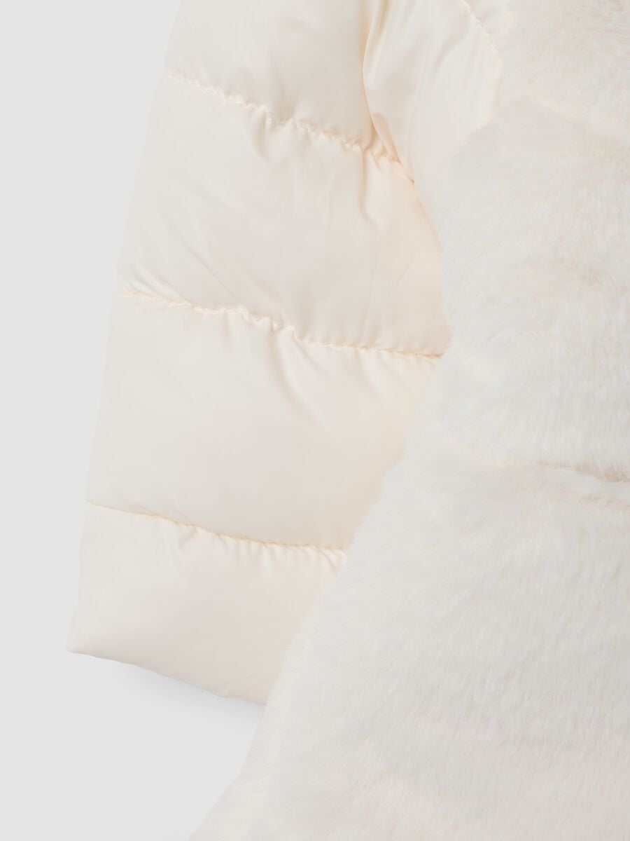 Giacca rosa imbottita con cappuccio ed effetto peluche_3