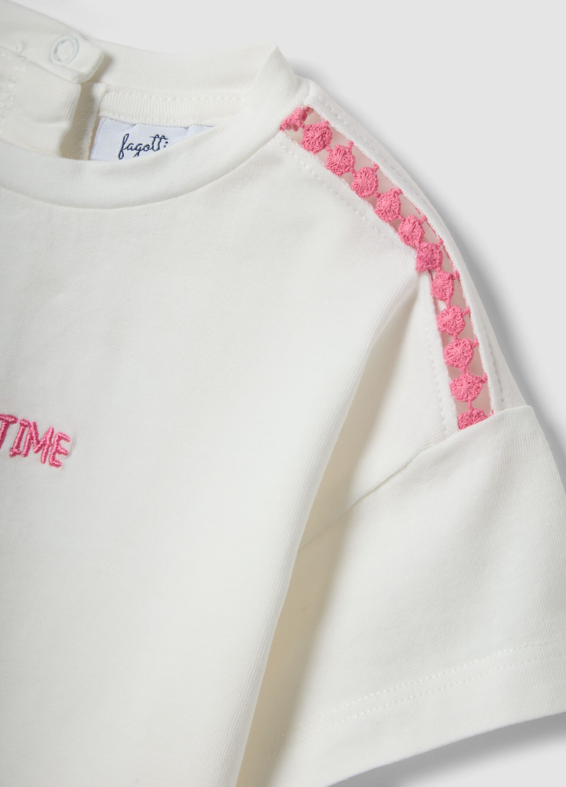 T-shirt branca em algod&atilde;o el&aacute;stico com estampado para beb&eacute; menina, corte regular
