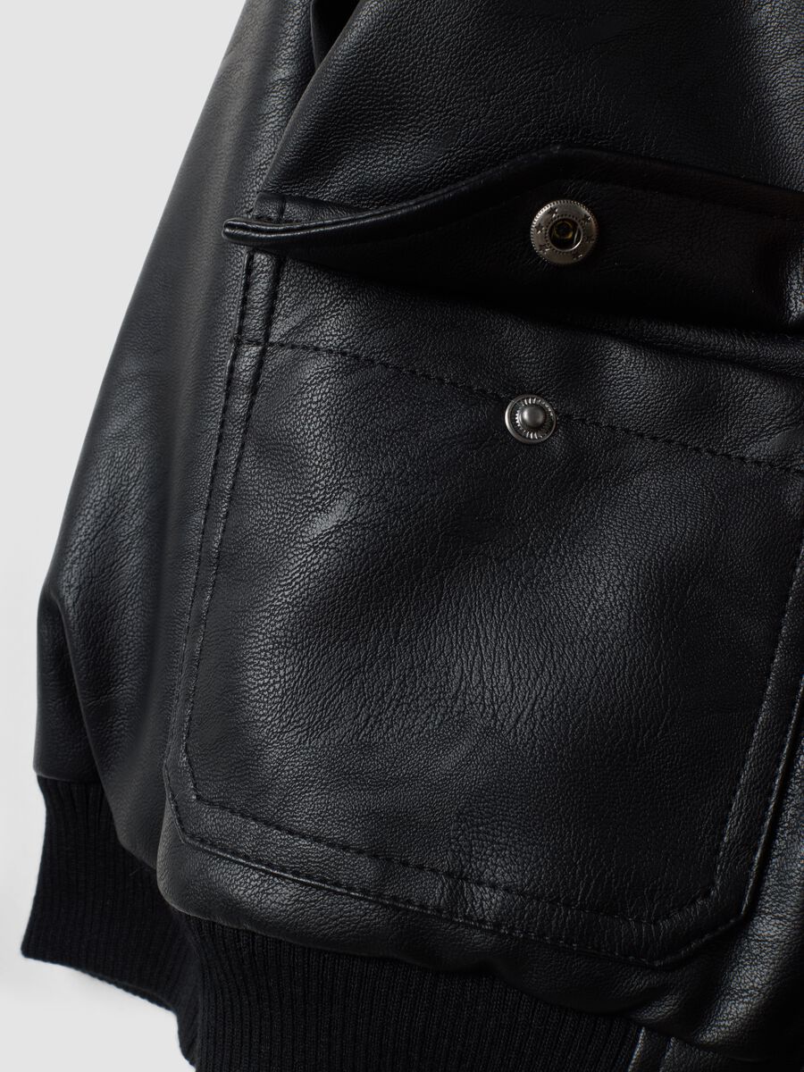 Giubbotto nero imbottito con cappuccio e zip per bambino_6