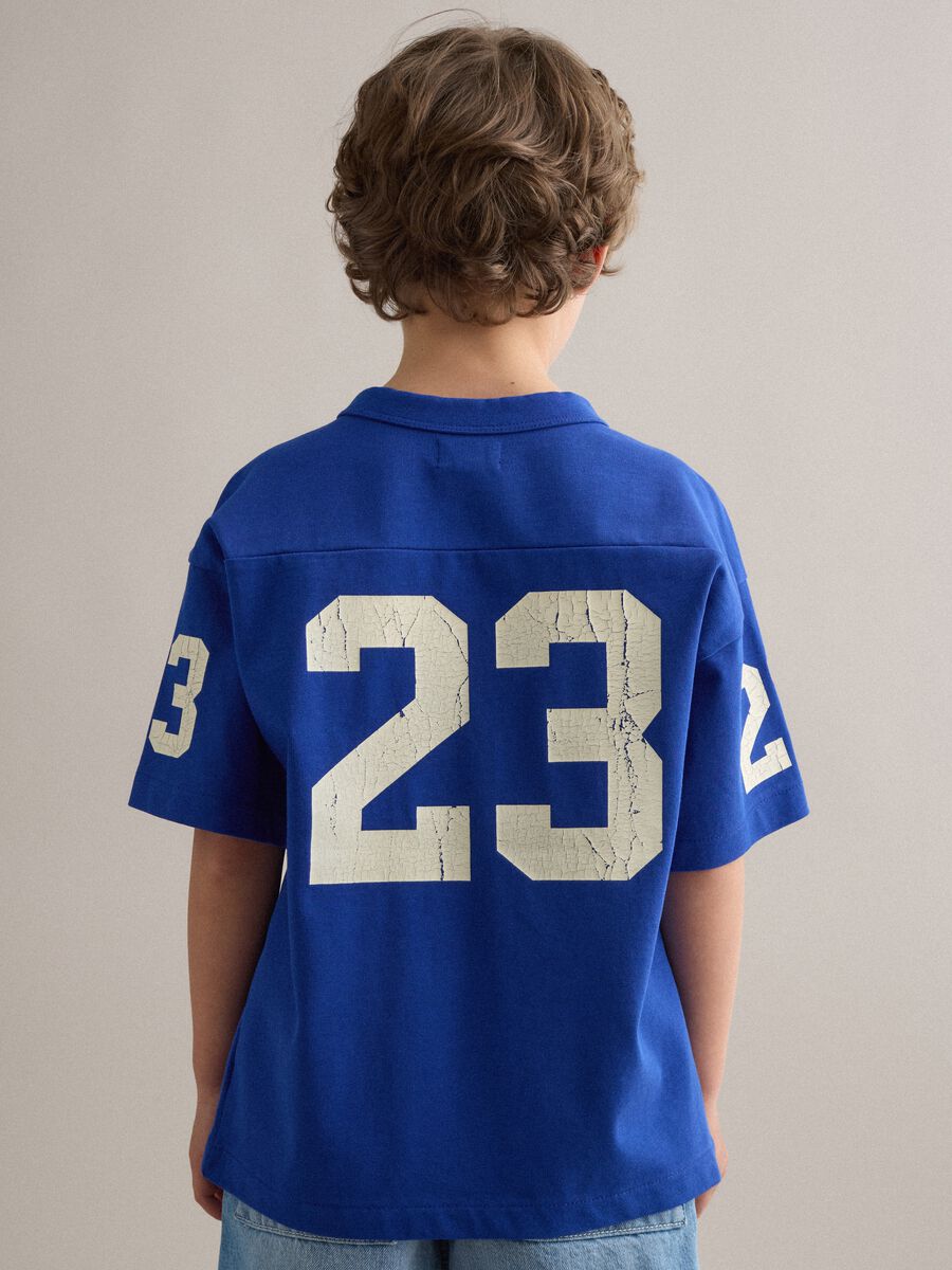 &Uuml;bergro&szlig;es Kinder T-Shirt aus blauer reiner Baumwolle mit Prints_1