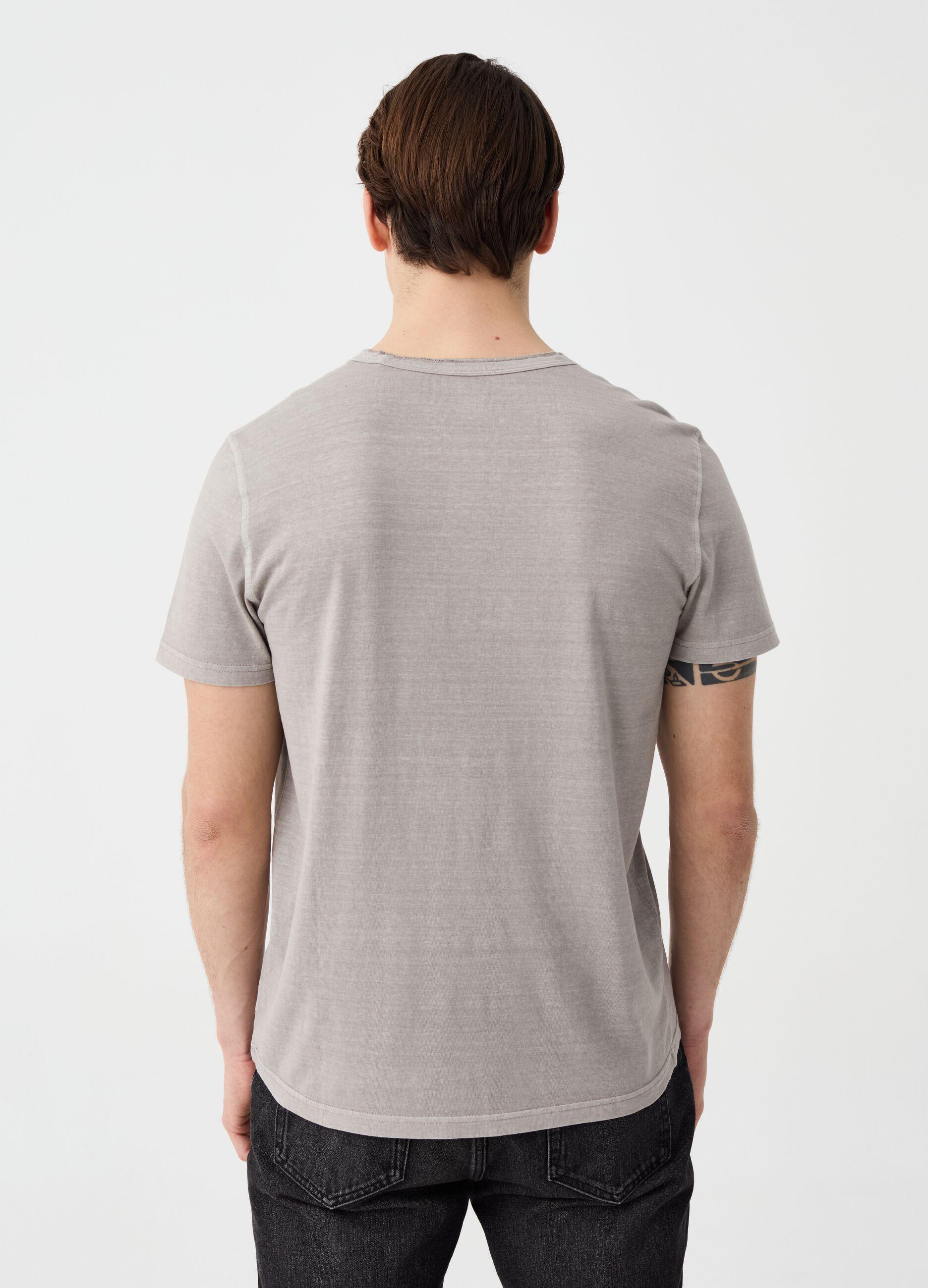T-shirt in cotone slub con scollo serafino