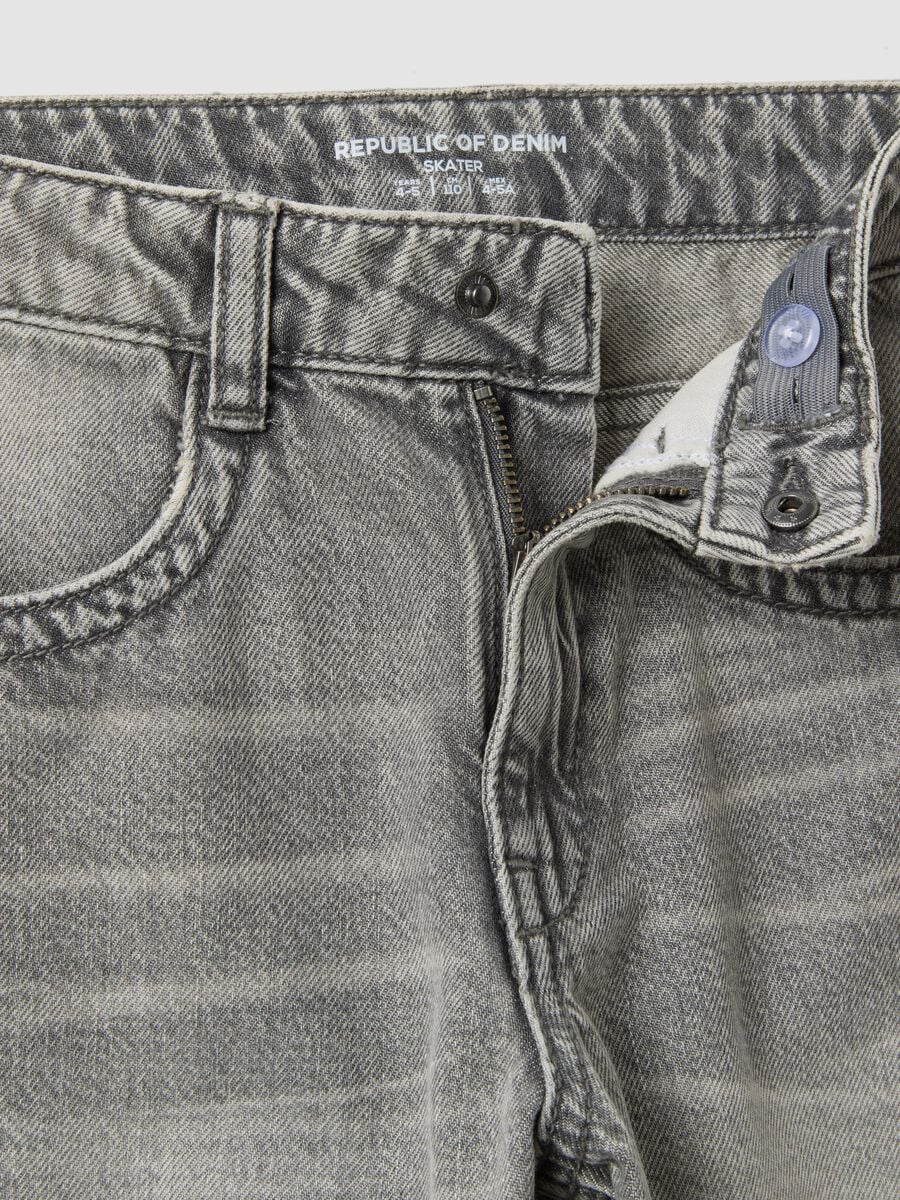 Jeans denim grigi skater in misto cotone e lyocell per bambino_2