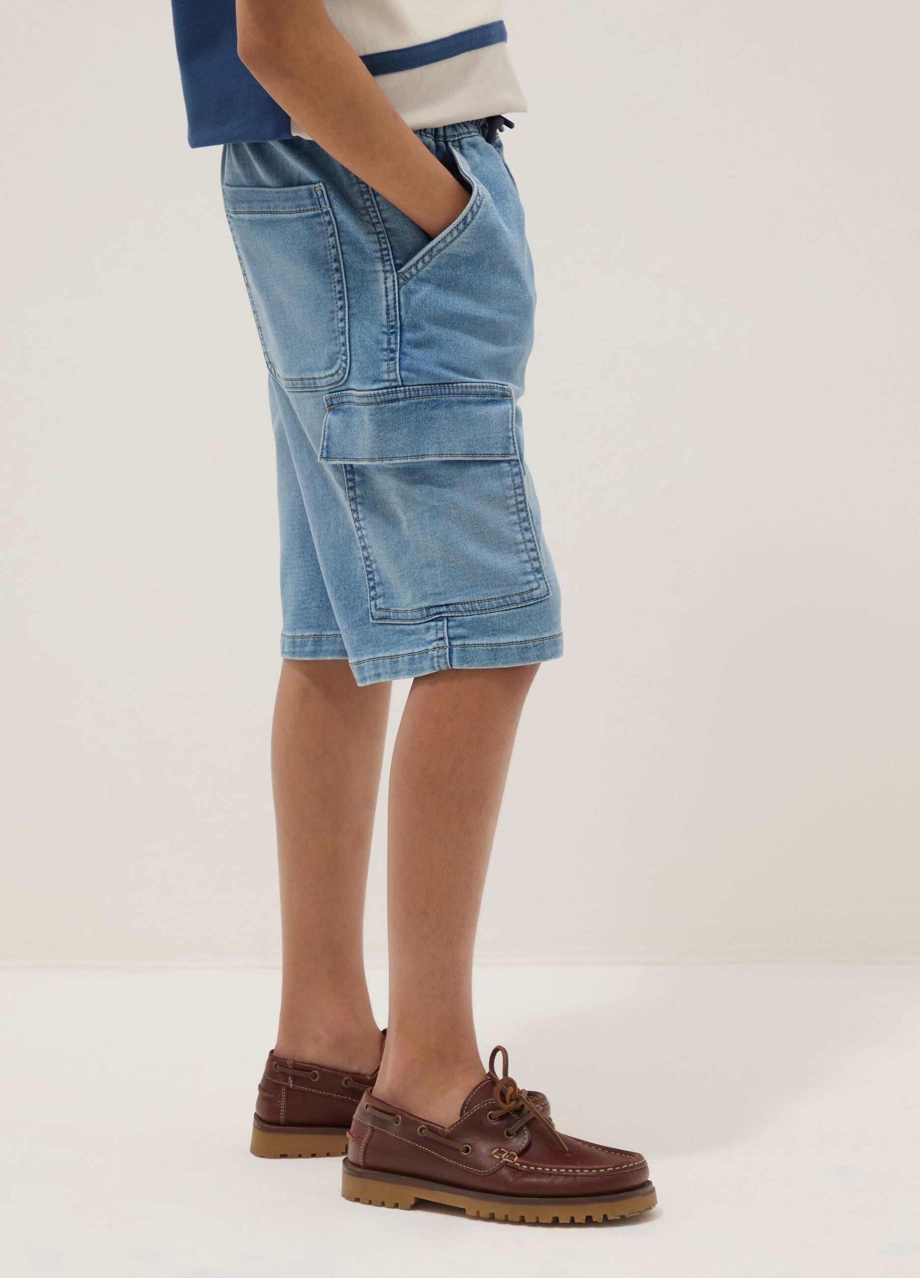 Light blue cargo shorts in stretch cotton denim