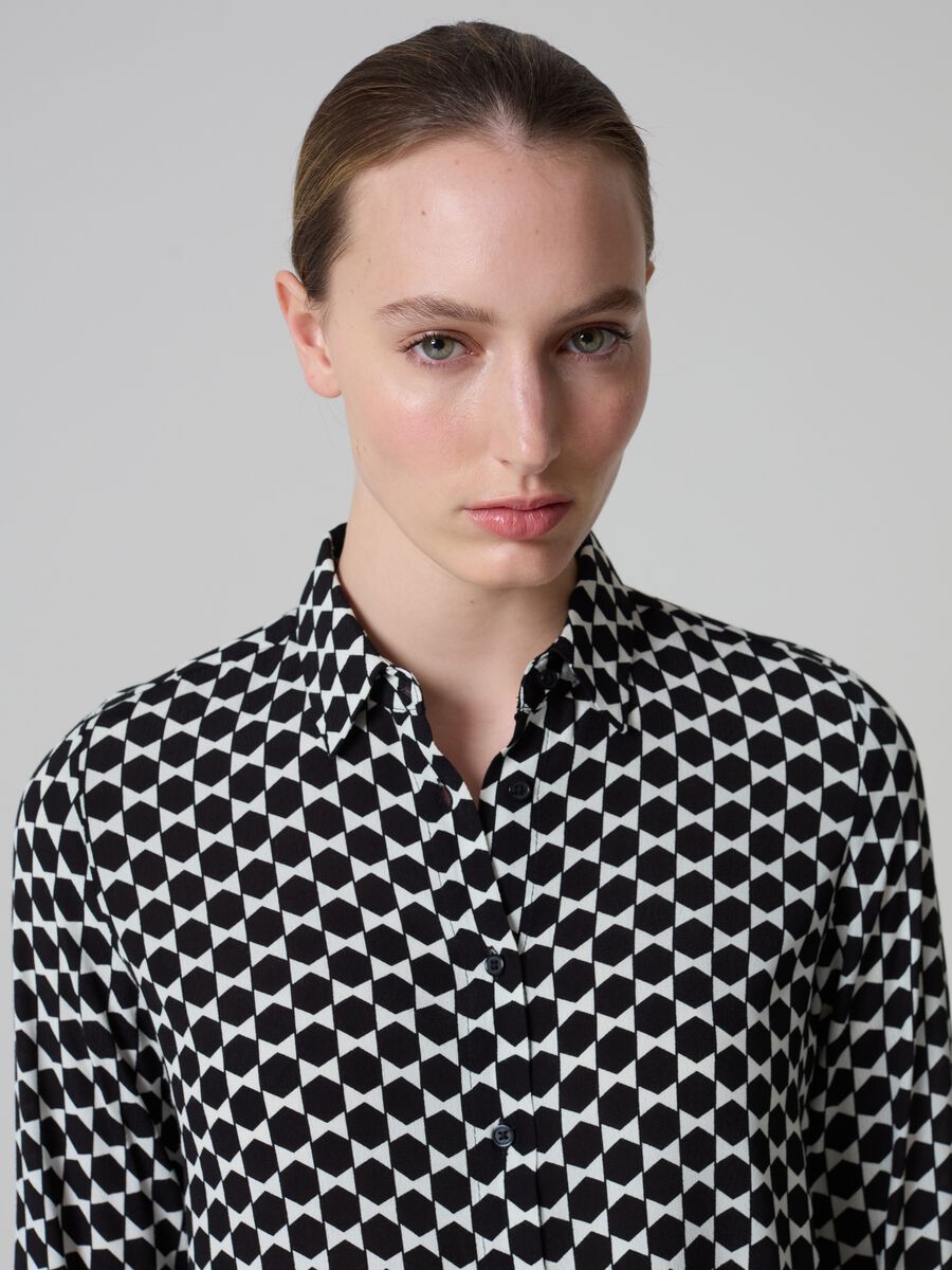 Contemporary shirt with geometric print_1