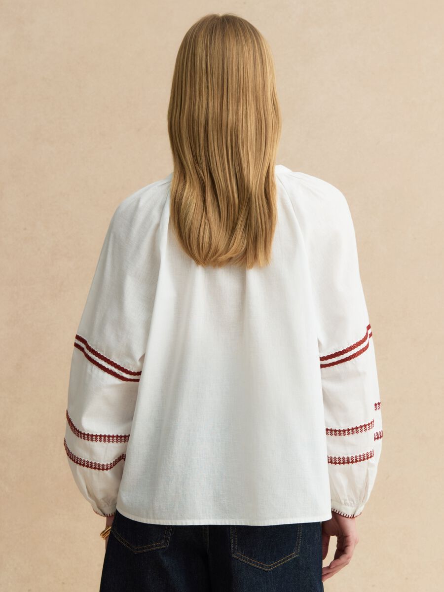 Wei&szlig;e Regular-Fit-Hemd aus Baumwoll-Leinen-Mischung mit Blumenstickerei_3