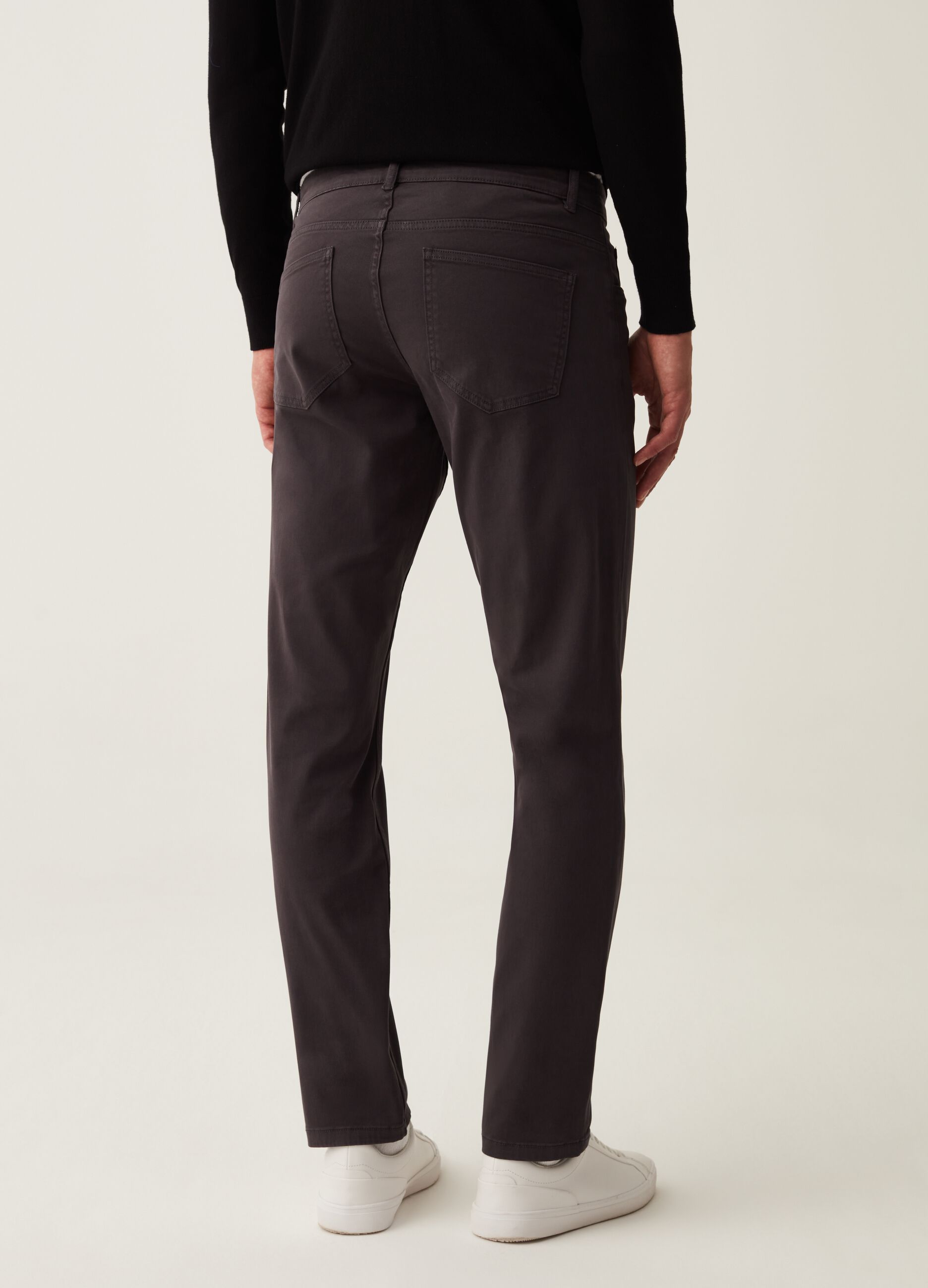 Solid colour trousers with five pockets_2
