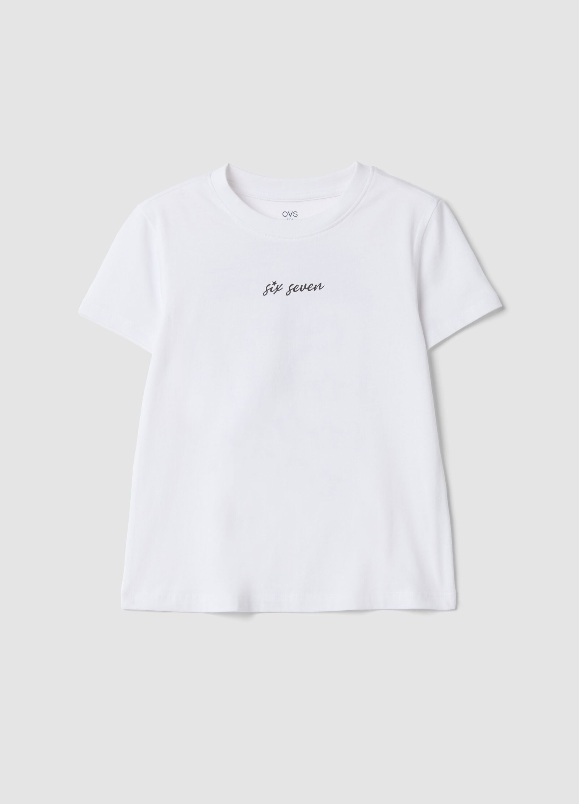 &Lambda;&epsilon;&upsilon;&kappa;ό T-shirt &alpha;&pi;ό 100% &beta;&alpha;&mu;&beta;ά&kappa;&iota; &mu;&epsilon; &sigma;&tau;ά&mu;&pi;&epsilon;&sigmaf; Six Seven, regular fit