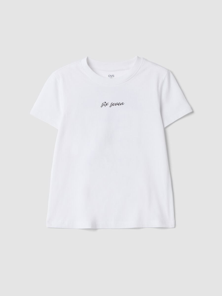 &Lambda;&epsilon;&upsilon;&kappa;ό T-shirt &alpha;&pi;ό 100% &beta;&alpha;&mu;&beta;ά&kappa;&iota; &mu;&epsilon; &sigma;&tau;ά&mu;&pi;&epsilon;&sigmaf; Six Seven, regular fit_0