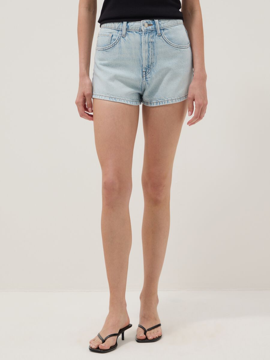 Hellblaue Denim-Shorts aus reiner Baumwolle_1