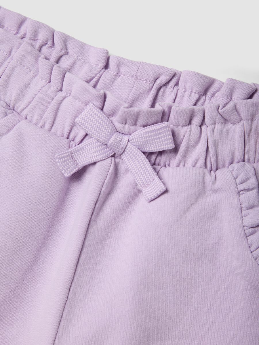 Lila Shorts aus Stretch-Baumwolle f&uuml;r M&auml;dchen mit Schleife_3