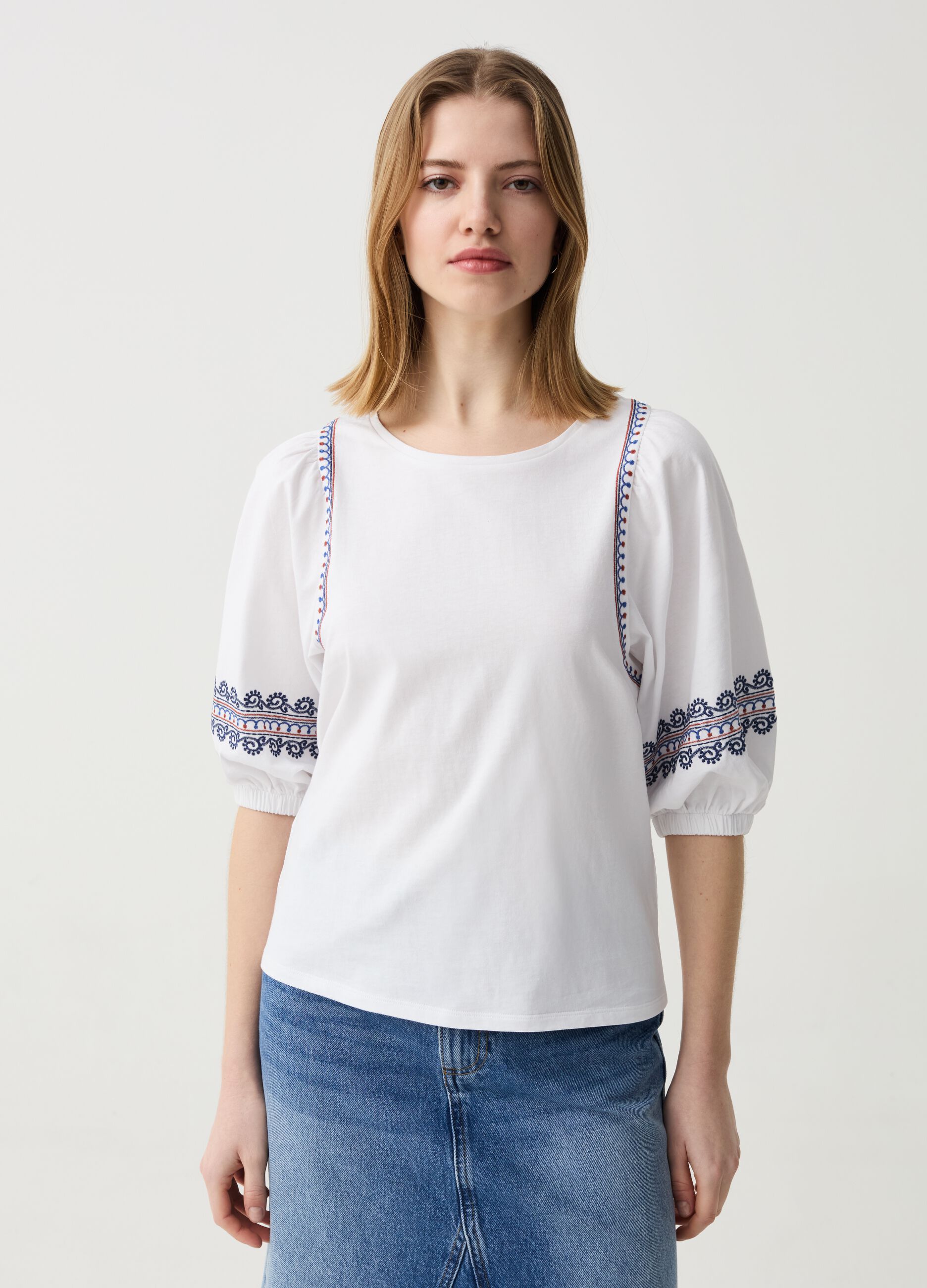 Camiseta boho de algodón con bordados