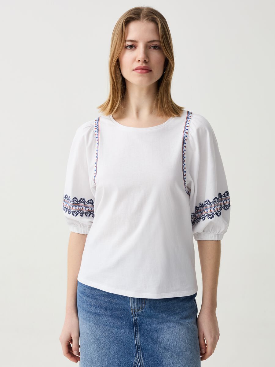 Camiseta boho de algodón con bordados_1