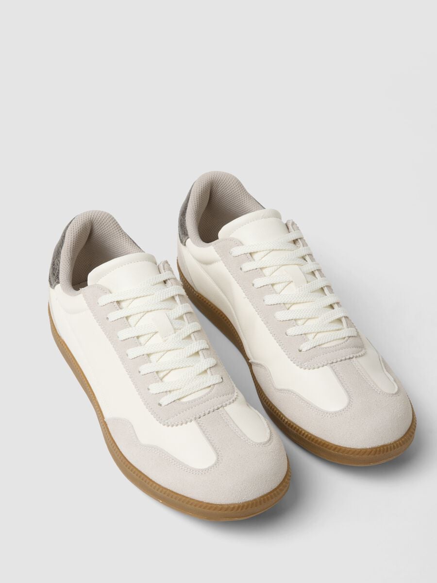 Casual white trainers with contrasting sole_1