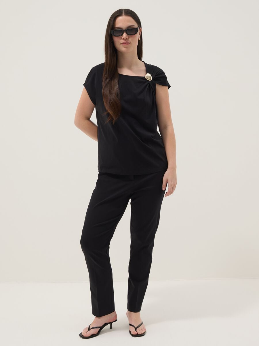 Schwarzes T-Shirt aus reiner Baumwolle mit Drapierung und Brosche_2