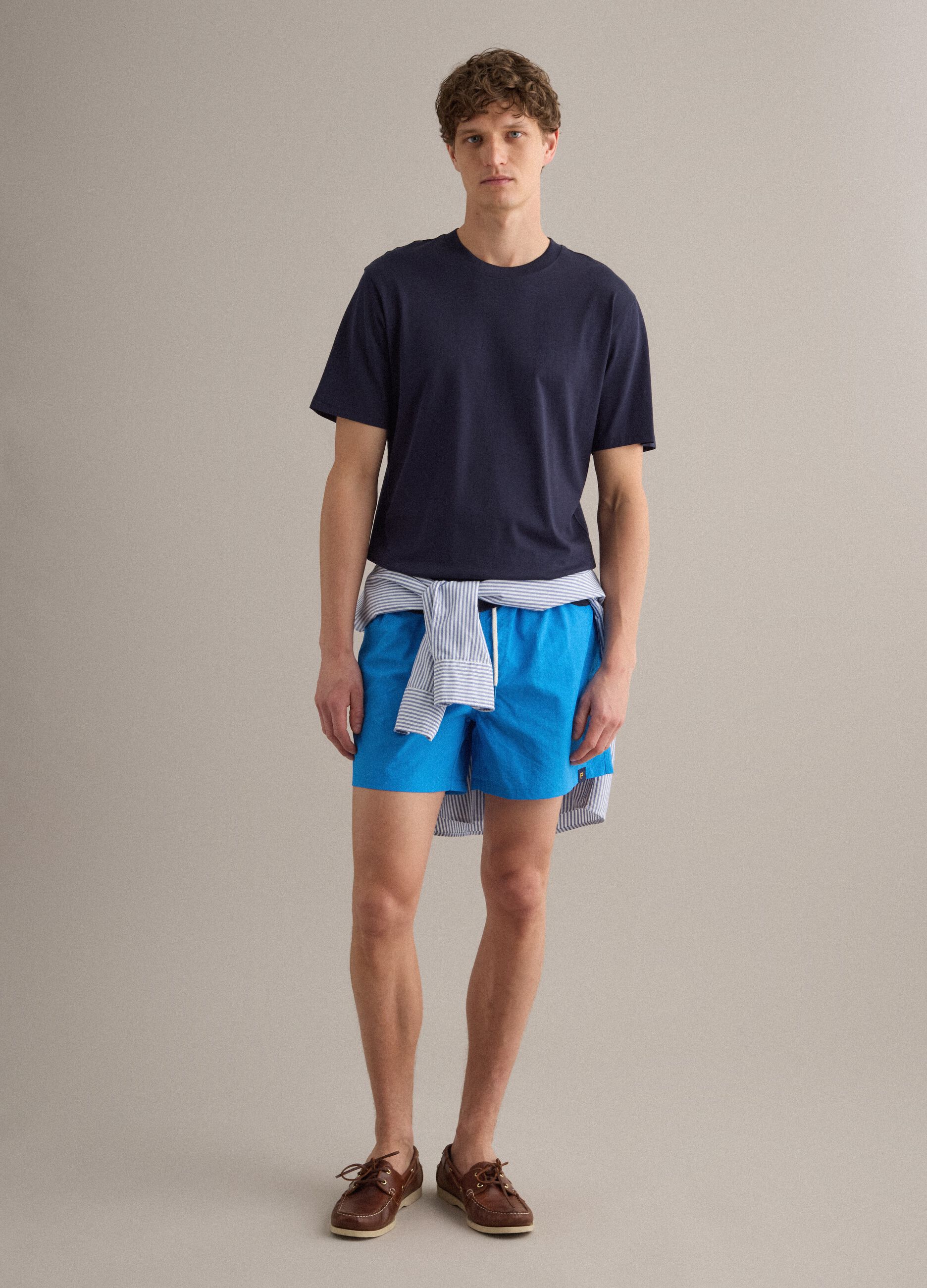Short de bain bleu avec taille &eacute;lastiqu&eacute;e et cordon de serrage contrast&eacute;