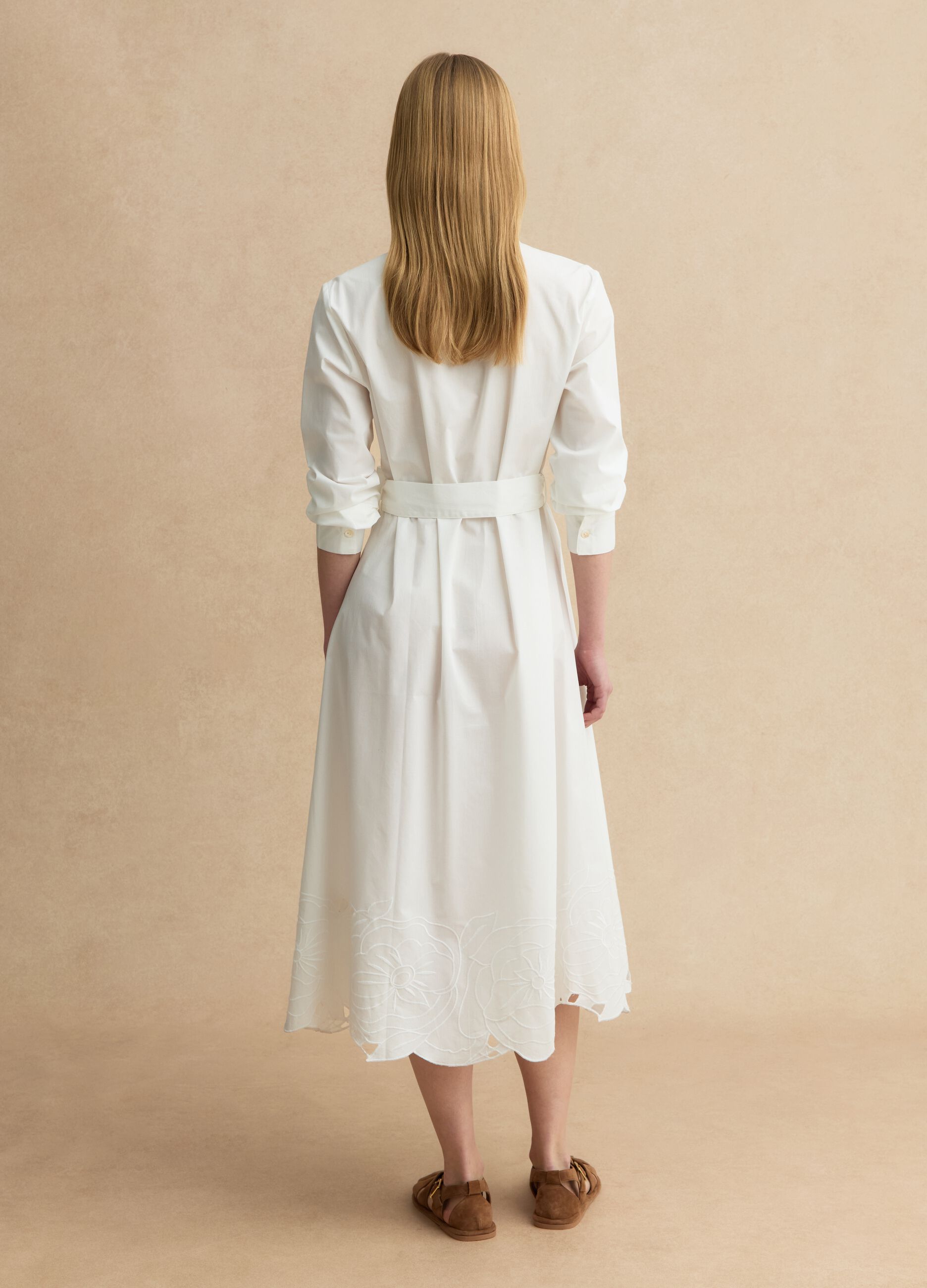 Wei&szlig;es Maxikleid aus reiner Baumwolle in Regular Fit mit Stickereien