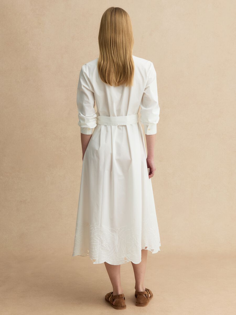 Bijela duga haljina od čistog pamuka, regular kroja, s vezom_3