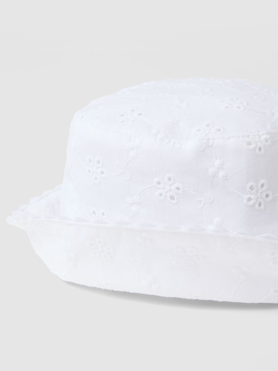 White cotton bucket hat for girls with floral embroidery_2
