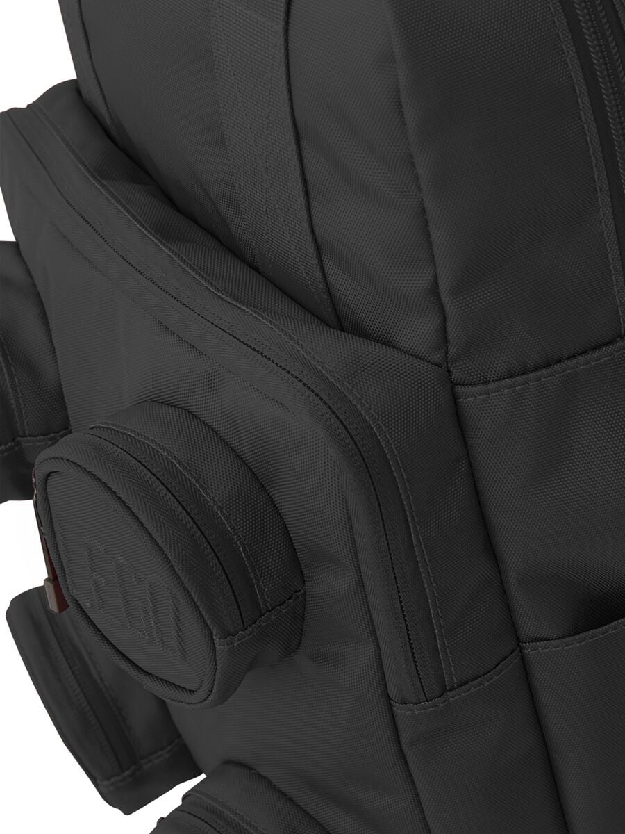 Mochila negra con bolsillos frontales_5