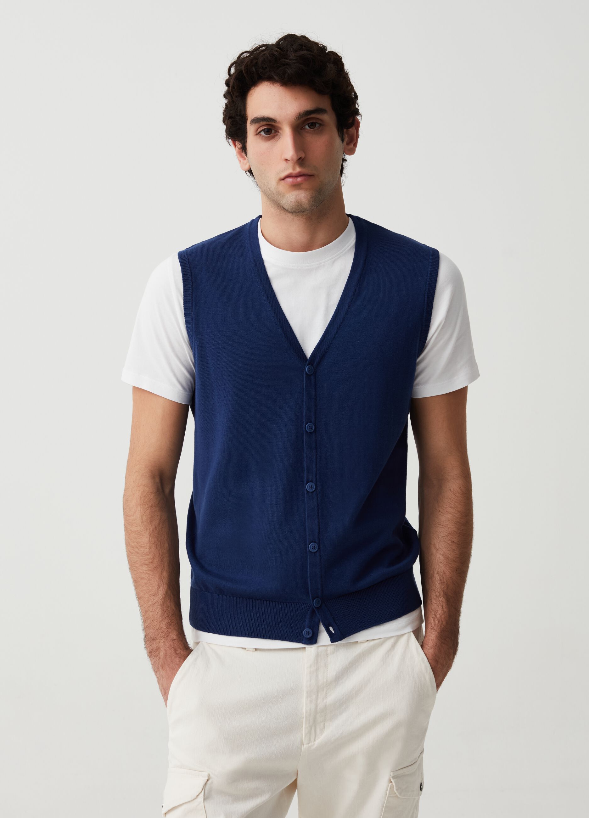 Gilet with V neck and buttons