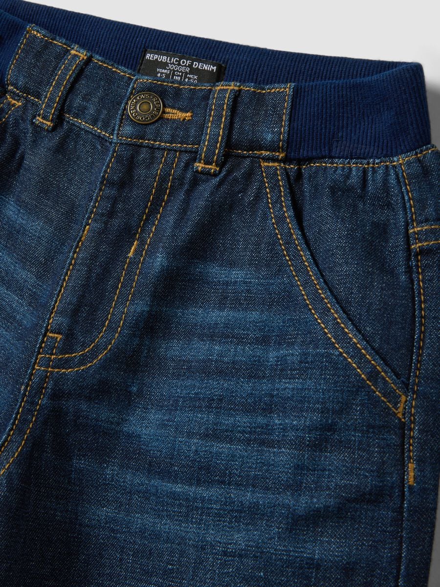 Jogger denim blu in misto cotone e viscosa con vita elasticizzata relaxed fit_3
