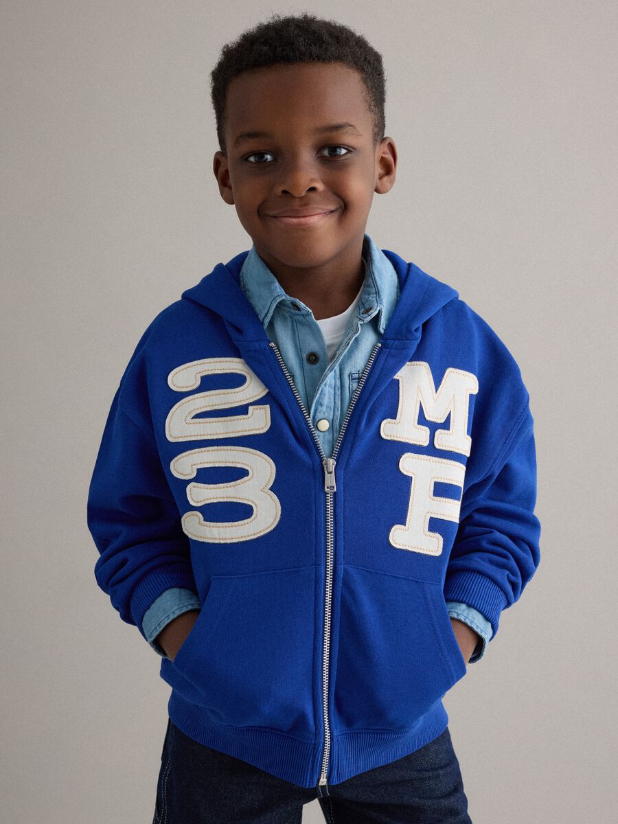 Camisola azul com capuz de algod&atilde;o puro para crian&ccedil;as, ajuste regular com n&uacute;meros e textos_0