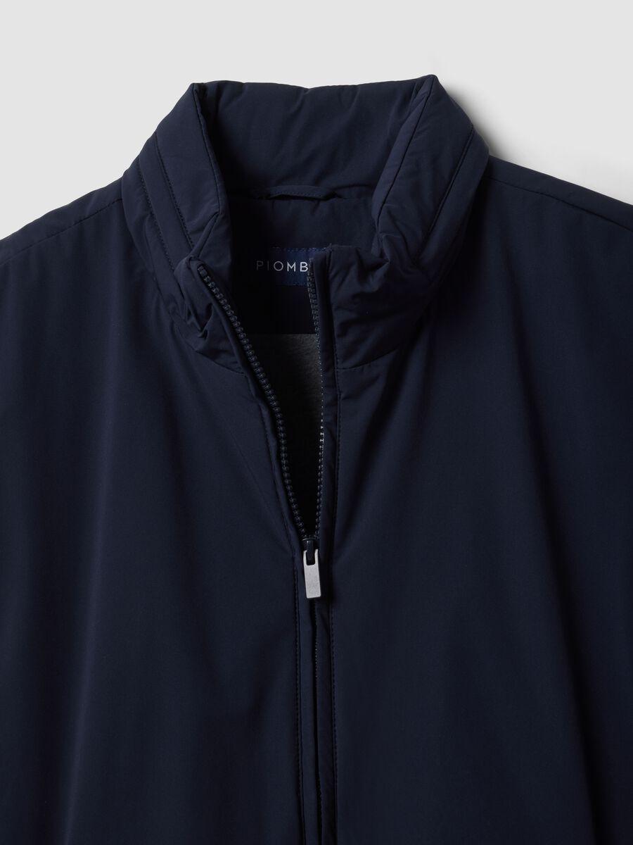 Blaues Gilet aus Stretchgewebe mit Rei&szlig;verschluss_6